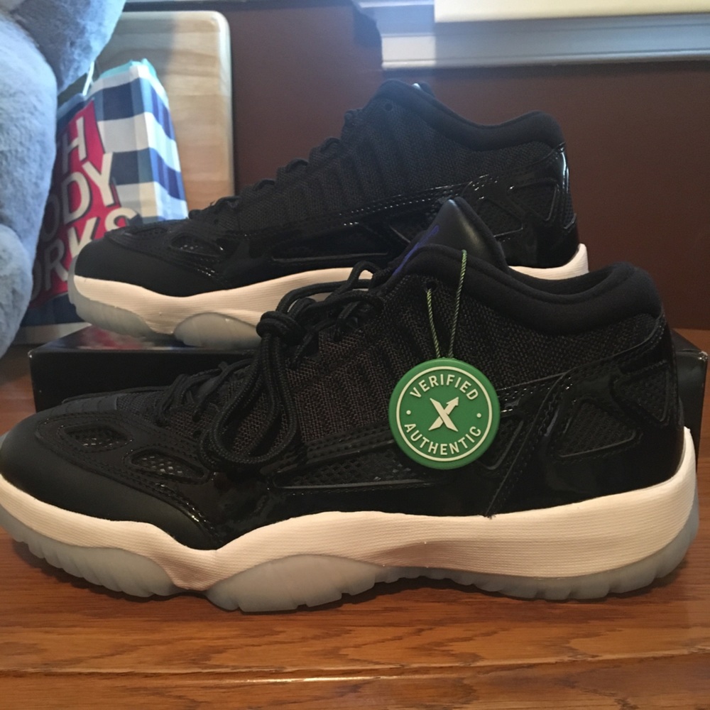 DEADSTOCK Jordan 11 low spacejam ie size 9